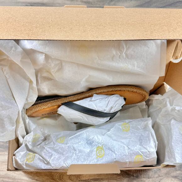 NIB Born Basic Maite 7M Black Leather Flip Flops Comfort Flat Thong Sandals - Picture 9 of 11